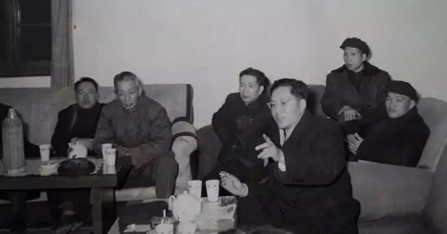 南京長江大橋工程指揮部開會(右4為梅旸春) 南京長江大橋工程指揮部開會(右4為梅旸春)